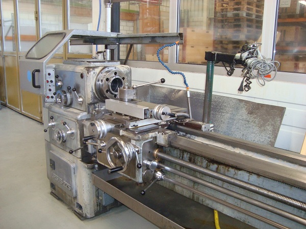 Torno Ursus. Husillo: 10.5cm, díametro 46cm, bancada 150cm